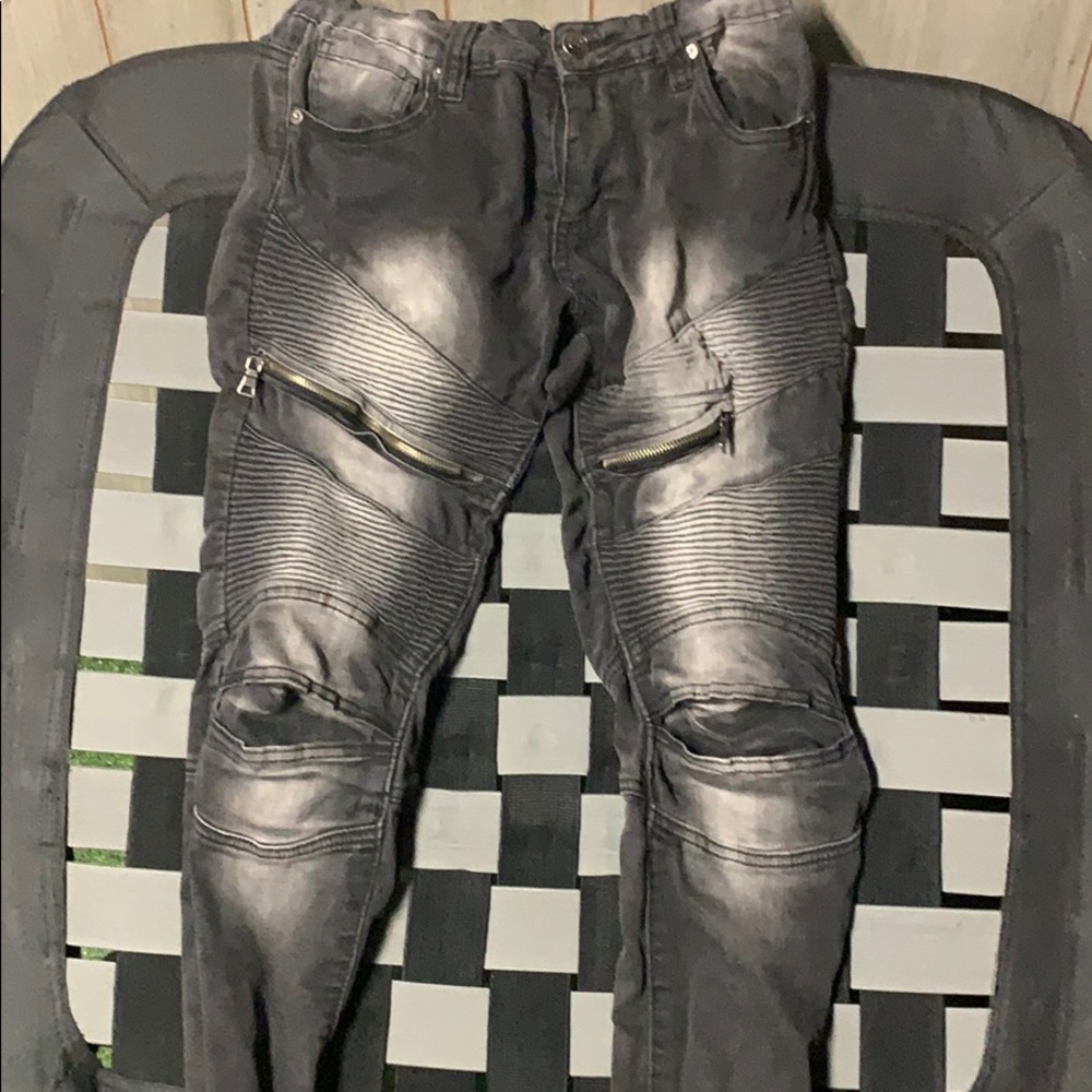 Skinny jeans with zippers